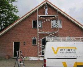 Steigerwerk aan een bakstenen woning, met de bus van Verheul Schildersbedrijf ervoor